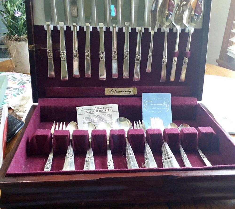 Oneida Community “Morning Star” Silverplate – with Chest See Description &photos